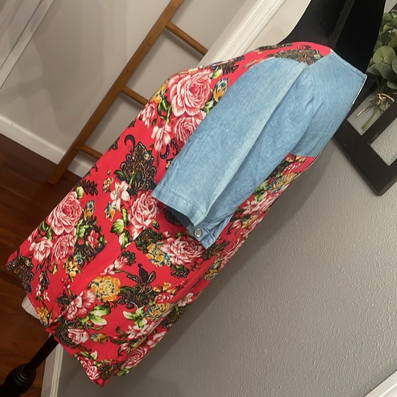 Color block short sleeve shirt with denim and floral print - Picture 3 of 10